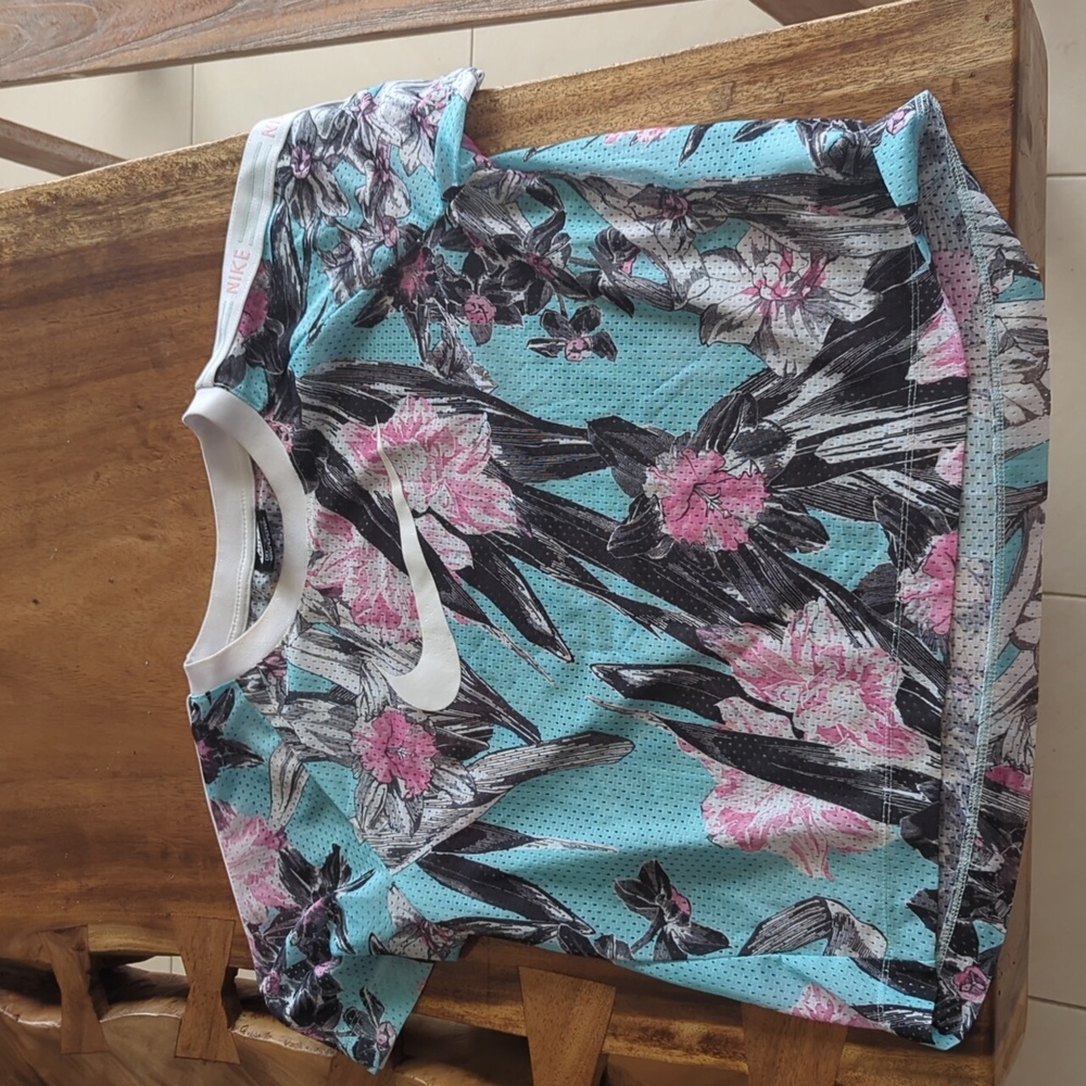 Nike Short Sleeve Shirt Medium